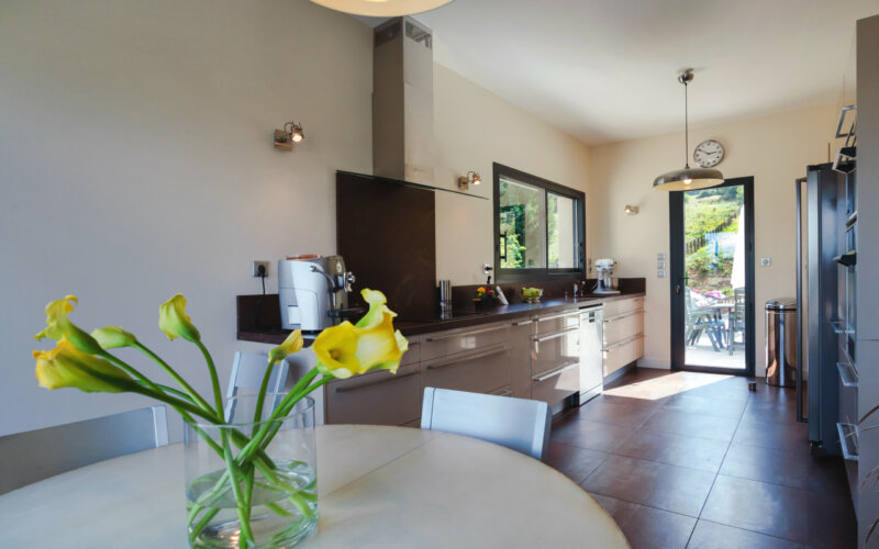 cuisine-fonctionnelle_lumineuse_salle_a_manger