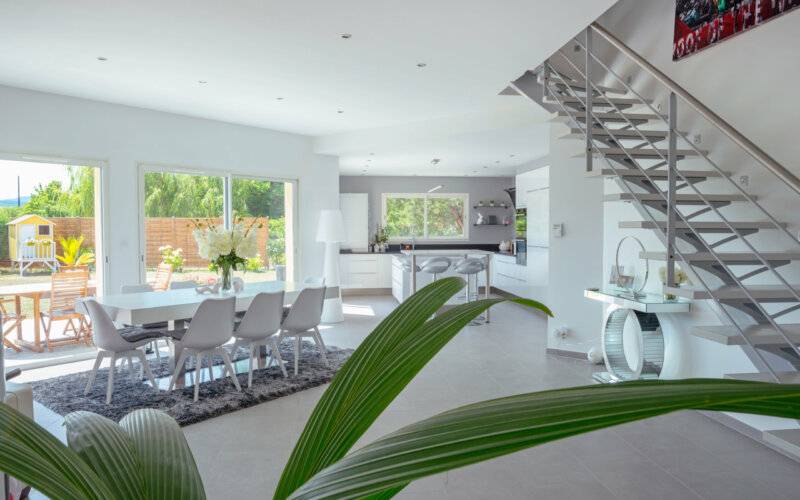 salon_moderne_gris_lumineux